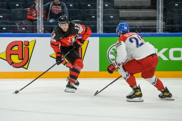 28.05.2022, Tampere, Nokia Arena, Canada v Czech Republic - 2022 IIHF Ice hockey, Eishockey World Championship, WM, Weltmeisterschaft 13 Matt Barzal (Canada) against 24 Jan Scotka (Czech Republic) Tampere Nokia Arena Pirkanmaa Finland Copyright: xJustPictures.ch AndreaxBrancax