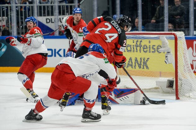 28.05.2022, Tampere, Nokia Arena, Canada v Czech Republic - 2022 IIHF Ice hockey, Eishockey World Championship, WM, Weltmeisterschaft 24 Dylan Cozens (Canada) against 50 goalkeeper Karel Vejmelka (Czech Republic) Tampere Nokia Arena Pirkanmaa Finland Copyright: xJustPictures.ch AndreaxBrancax