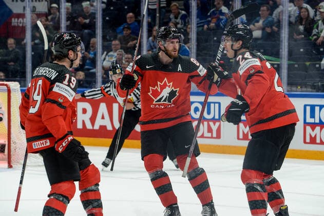 28.05.2022, Tampere, Nokia Arena, Canada v Czech Republic - 2022 IIHF Ice hockey, Eishockey World Championship, WM, Weltmeisterschaft Canada celebrate the 1:1 goal. From left: 19 Drake Batherson (Canada), 80 Pierre-Luc Dubois (Canada) and scorer 24 Dylan Cozens (Canada) Tampere Nokia Arena Pirkanmaa Finland Copyright: xJustPictures.ch AndreaxBrancax