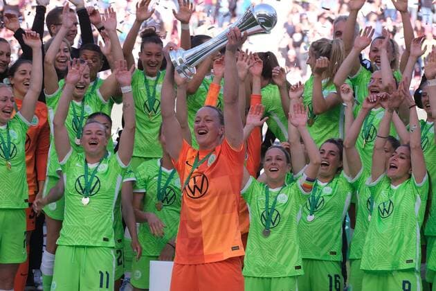 28.05.2022 xkhx Köln, Rhein-Energie-Stadion Frauen DFB-Pokal-Finale 2022 VFL WOLFSBURG - TURBINE POTSDAM Siegerehrung VfL Wolfsburg Pokalsieger 2022 Jubel bei den Spielerinnen u.a. Almuth Schult mit dem Pokal
