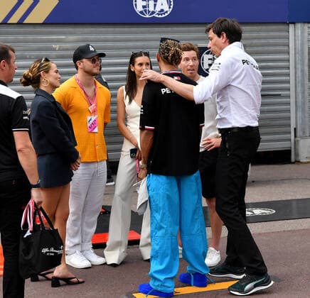FORMULA 1 GRAND PRIX DE MONACO 2022 28.05.2022, Monaco Circuit, Monte Carlo, FORMULA 1 GRAND PRIX DE MONACO 2022 , im Bild Snowboardlegende Shaun Roger White mit Nina Dobrev, im Gespräch mit Lewis Hamilton (GBR), Mercedes-AMG Petronas Formula One Team, Teamchef und Geschäftsführer Toto Wolff (Mercedes-AMG Petronas F1 Team) kommt dazu.