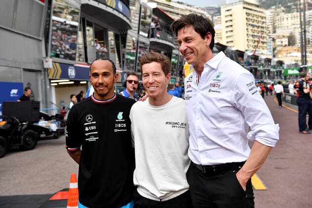 FORMULA 1 GRAND PRIX DE MONACO 2022 28.05.2022, Monaco Circuit, Monte Carlo, FORMULA 1 GRAND PRIX DE MONACO 2022 , im Bild Snowboardlegende Shaun Roger White, Lewis Hamilton (GBR), Mercedes-AMG Petronas Formula One Team, Teamchef und Geschäftsführer Toto Wolff (Mercedes-AMG. Petronas F1 Team)