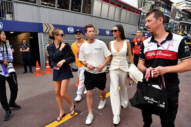 FORMULA 1 GRAND PRIX DE MONACO 2022 28.05.2022, Monaco Circuit, Monte Carlo, FORMULA 1 GRAND PRIX DE MONACO 2022 , im Bild Snowboardlegende Shaun Roger White mit Nina Dobrev