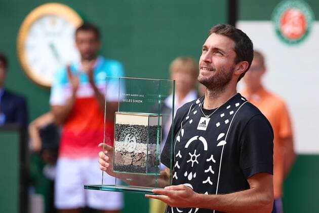 Sport Bilder des Tages Roland Garros 2022 PARIS, IF - 28.05.2022: ROLAND GARROS 2022 - Farewell to Giles Simon (FRA) during the Roland Garros 2022 tournament held in Paris, France. (Photo: Andre Chaco Fotoarena) x2212027x  AndrexChaco