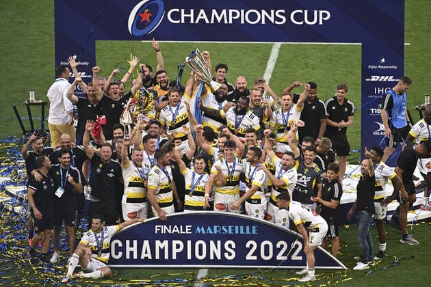 Bilder des Jahres 2022, Sport 05 Mai Sport Themen der Woche KW21 Sport Bilder des Tages Joie des joueurs du Stade Rochelais soulevant le trophee des vainqueurs Gregory Alldritt (La Rochelle) Romain Sazy (La Rochelle) RUGBY : Leinster vs La Rochelle - Finale Champions Cup - Marseille 28 05 2022 JBAutissier Panoramic 