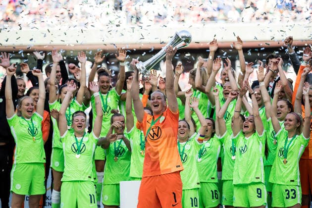 DFB Pokal Finale der Frauen, VfL Wolfsburg - 1. FFC Turbine Potsdam; 28.05.2022 Almuth Schult ( 1, VfL Wolfsburg) haelt den Pokal hoch DFB Pokal Finale der Frauen, VfL Wolfsburg - 1. FFC Turbine Potsdam, Koeln, RheinenergieStadion DFB REGULATIONS PROHIBIT ANY USE OF PHOTOGRAPHS AS IMAGE SEQUENCES AND OR QUASI-VIDEO. Copyright: xBEAUTIFULxSPORTS Wunderlx