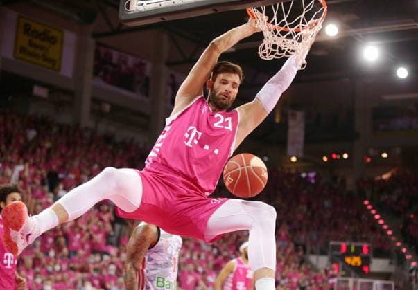 Leon Kratzer Telekom Baskets Bonn vs. FC Bayern München , Dunking easyCredit BBL 1. Bundesliga , Saison 2021 2022 , Playoffs, Halblfinale Spiel 1