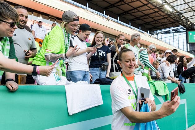 DFB Pokal Finale der Frauen, VfL Wolfsburg - 1. FFC Turbine Potsdam; 28.05.2022 Almuth Schult ( 1, VfL Wolfsburg) macht Selfies mit den Fans DFB Pokal Finale der Frauen, VfL Wolfsburg - 1. FFC Turbine Potsdam, Koeln, RheinenergieStadion DFB REGULATIONS PROHIBIT ANY USE OF PHOTOGRAPHS AS IMAGE SEQUENCES AND OR QUASI-VIDEO. Copyright: xBEAUTIFULxSPORTS Wunderlx