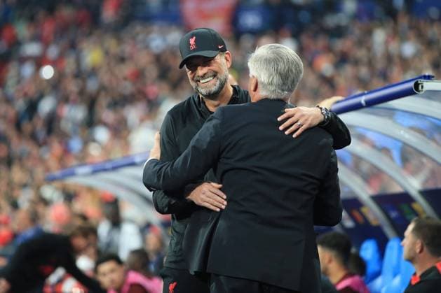 Sport Themen der Woche KW21 Sport Bilder des Tages Football - UEFA Champions League Final - Liverpool v Real Madrid 28th May 2022 - UEFA Champions League Final - Liverpool v Real Madrid - Liverpool manager Jurgen Klopp embraces Real Madrid coach Carlo Ancelotti - Photo: Simon Stacpoole Offside. Paris France *** Fußball UEFA-Champions-League-Finale Liverpool gegen Real Madrid 28. Mai 2022 UEFA-Champions-League-Finale Liverpool gegen Real Madrid Liverpools Trainer Jürgen Klopp umarmt Real Madrids Trainer Carlo Ancelotti Foto Simon Stacpoole Abseits Paris Frankreich  Copyright: xSimonxStacpoolexOffside