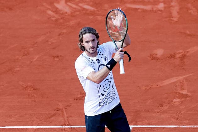 28.05.2022, Tennis, French Open 2022 Roland-Garros, FRA, Paris, Roland Garros Bild: v. li. Stefanos Tsitsipas (GRE) bedankt sich bei den Fans, bedanken, Dank. Mannschaft nach dem Spiel, after the match bedankt sich bei den Fans, applauds the fans Copyright: HMBxMedia AntonioxBorga