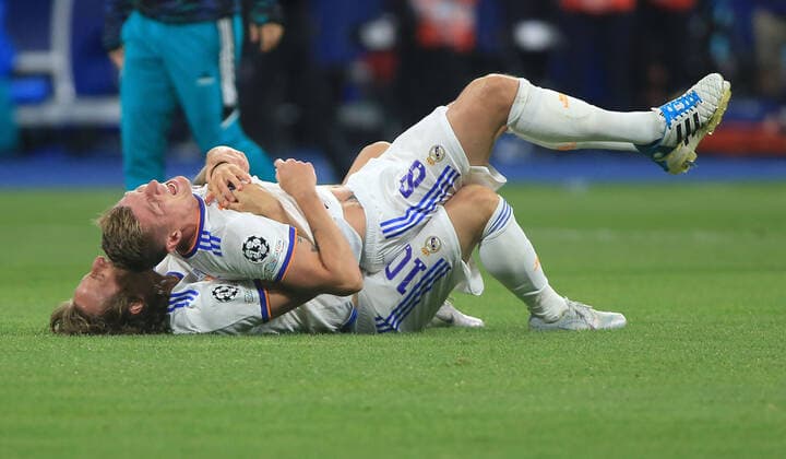 28.05.2022, xfrx, Fussball Champions League Finale 2022, FC Liverpool - Real Madrid emspor, v.l. Jubel Freude über den Sieg der Champions League bei Real Madrid Luka Modric (Real Madrid) Toni Kroos (Real Madrid) (DFL DFB REGULATIONS PROHIBIT ANY USE OF PHOTOGRAPHS as IMAGE SEQUENCES and or QUASI-VIDEO) Paris