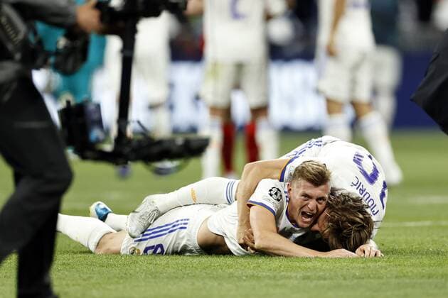 PARIS - (lr) Toni Kroos of Real Madrid, Luka Modric of Real Madrid celebrate during the UEFA Champions League final match between Liverpool FC and Real Madrid at Stade de Franc on May 28, 2022 in Paris, France. ANP DUTCH HEIGHT MAURICE VAN STONE UEFA Champions League final 2021 2022 xVIxANPxSportx xMauricexvanxSteenxIVx