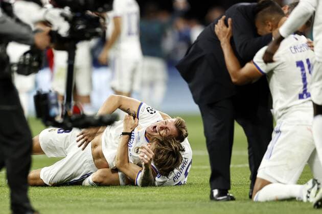 PARIS - (lr) Toni Kroos of Real Madrid, Luka Modric of Real Madrid celebrate during the UEFA Champions League final match between Liverpool FC and Real Madrid at Stade de Franc on May 28, 2022 in Paris, France. ANP DUTCH HEIGHT MAURICE VAN STONE UEFA Champions League final 2021 2022 xVIxANPxSportx xMauricexvanxSteenxIVx