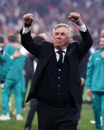 Fussball CHL FINALE 2021 2022 Finale in Paris 28.05.2022 FC Liverpool - Real Madrid Trainer Carlo Ancelotti (Real Madrid) jubelt ueber den Sieg der Champions League