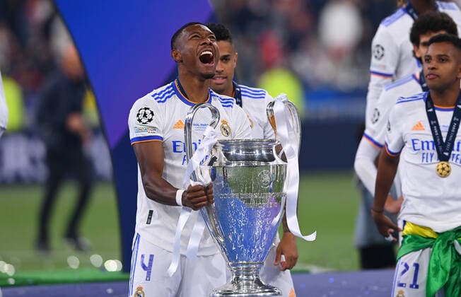 Fussball CHL FINALE 2021 2022 Finale in Paris 28.05.2022 FC Liverpool - Real Madrid David Alaba (Real Madrid) jubelt mit dem Pokal