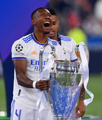 Fussball CHL FINALE 2021 2022 Finale in Paris 28.05.2022 FC Liverpool - Real Madrid David Alaba (Real Madrid) jubelt mit dem Pokal