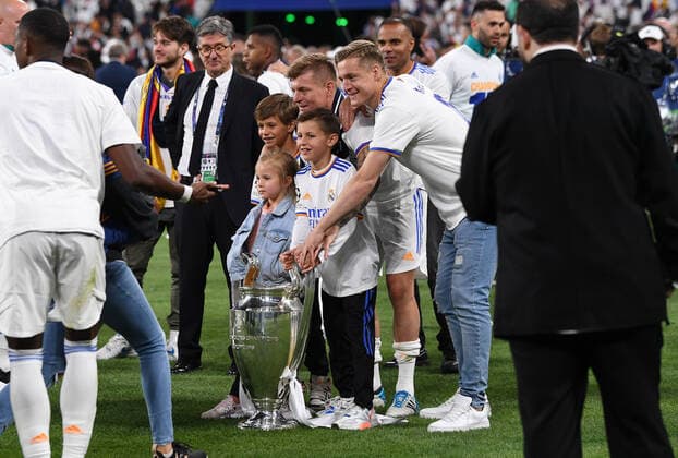 Fussball CHL FINALE 2021 2022 Finale in Paris 28.05.2022 FC Liverpool - Real Madrid Familienfoto mit Champions League Pokal: Felix und Toni Kroos mit seinen Kindern