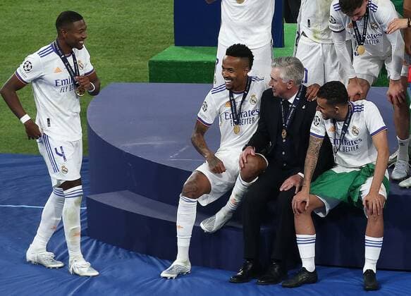Photo Spada LaPresse May 28 , 2022 - Paris , France Soccer Real Madrid vs Liverpool - Champions League 2021 2022 Finals Stade de France In the photo: Real Madrid wins the campions League , Carlo Ancelotti with the team after the match  Copyright: xSpada LaPressex