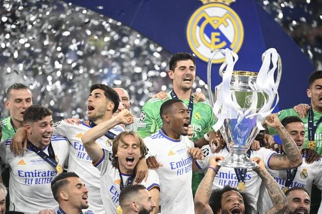 Sport Themen der Woche KW21 Sport Bilder des Tages PARIS, FRANCE - MAY 28 : Courtois Thibaut of Real Madrid elected man of the match and winner of the cup during the UEFA champions league final match between Real Madrid and Liverpool FC on Stade de France May 28, 2022 in Paris, France, 28 05 2022 ( Real Madrid v Liverpool FC - champions league 2022 s Final PhotoNews Panoramic 