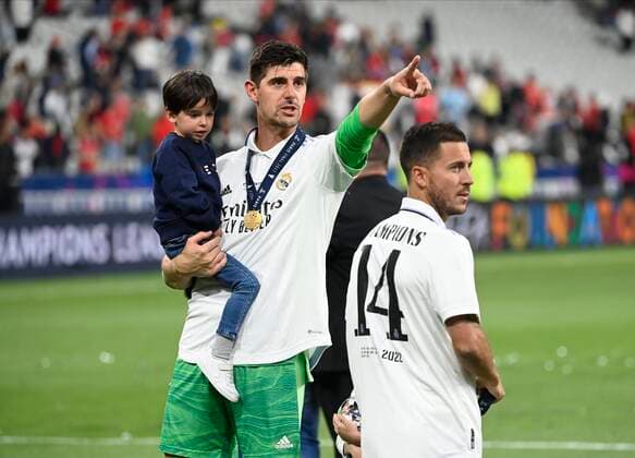 PARIS, FRANCE - MAY 28 : Courtois Thibaut of Real Madrid and his children Adriana and Nicolas and Eden Hazard elected man of the match and winner of the cup during the UEFA champions league final match between Real Madrid and Liverpool FC on Stade de France May 28, 2022 in Paris, France, 28 05 2022 ( Real Madrid v Liverpool FC - champions league 2022 s Final PhotoNews Panoramic 