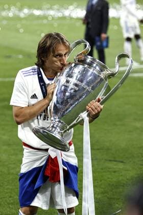 PARIS - Luka Modric of Real Madrid with UEFA Champions League trophy, Coupe des clubs Champions Europeans during the UEFA Champions League final match between Liverpool FC and Real Madrid at Stade de Franc on May 28, 2022 in Paris, France. ANP DUTCH HEIGHT MAURICE VAN STONE UEFA Champions League final 2021 2022 xVIxANPxSportx xMauricexvanxSteenxIVx 449476044 originalFilename: 449476044.jpg
