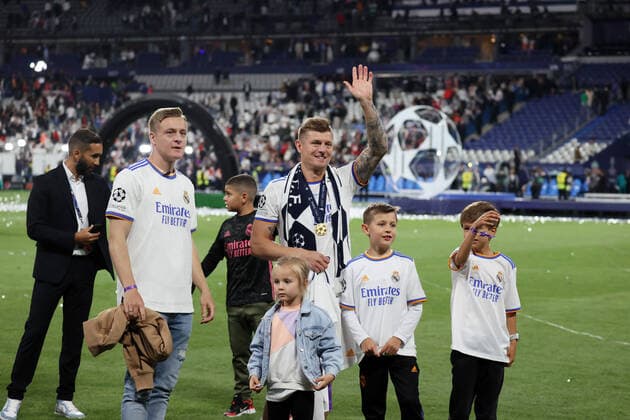 28.05.22 UEFA Champions League Finale 2022 FC Liverpool - Real Madrid Frankreich, Paris, 28.05.2022, Fussball, UEFA Champions League, Finale in Paris, FC Liverpool - Real Madrid: Toni Kroos (Real Madrid) mit Bruder Felix.