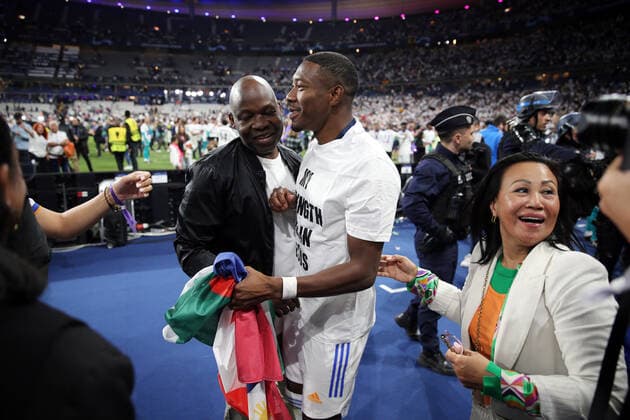 28.05.22 UEFA Champions League Finale 2022 FC Liverpool - Real Madrid Frankreich, Paris, 28.05.2022, Fussball, UEFA Champions League, Finale in Paris, FC Liverpool - Real Madrid: David Alaba (Real Madrid) Jubel mit Eltern Mutter und Vater.