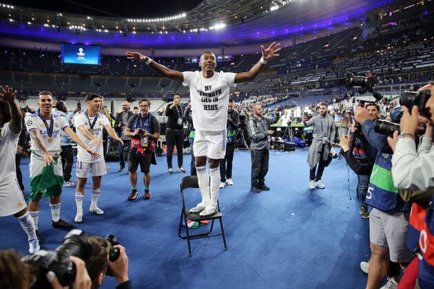 28.05.22 UEFA Champions League Finale 2022 FC Liverpool - Real Madrid Frankreich, Paris, 28.05.2022, Fussball, UEFA Champions League, Finale in Paris, FC Liverpool - Real Madrid: David Alaba (Real Madrid) auf einem Stuhl.