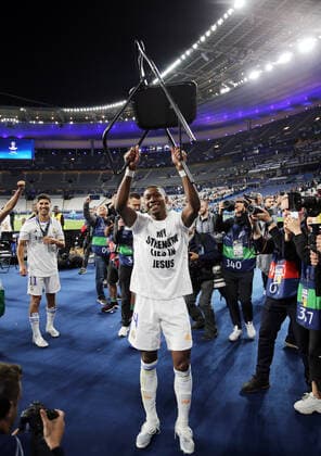 28.05.22 UEFA Champions League Finale 2022 FC Liverpool - Real Madrid Frankreich, Paris, 28.05.2022, Fussball, UEFA Champions League, Finale in Paris, FC Liverpool - Real Madrid: David Alaba (Real Madrid) Jubel mit einem Stuhl.