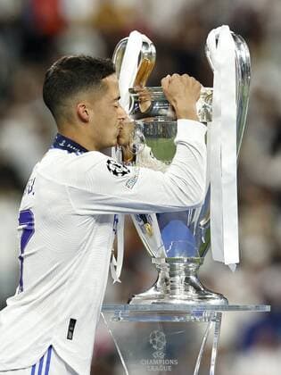 PARIS - Lucas Vazquez of Real Madrid kisses the UEFA Champions League trophy, Coupe des clubs Champions Europeans during the UEFA Champions League final match between Liverpool FC and Real Madrid at Stade de Franc on May 28, 2022 in Paris, France. ANP DUTCH HEIGHT MAURICE VAN STONE UEFA Champions League final 2021 2022 xVIxANPxSportx xMauricexvanxSteenxIVx