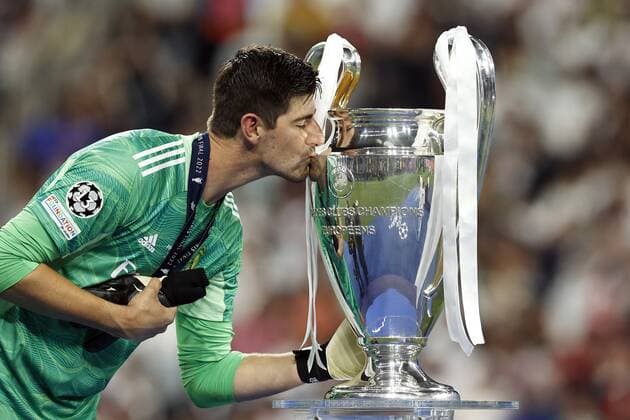 Sport Bilder des Tages PARIS - Real Madrid goalkeeper Thibaut Courtois kisses the UEFA Champions League trophy, Coupe des clubs Champions Europeans during the UEFA Champions League final match between Liverpool FC and Real Madrid at Stade de Franc on May 28, 2022 in Paris, France. ANP DUTCH HEIGHT MAURICE VAN STONE UEFA Champions League final 2021 2022 xVIxANPxSportx xMauricexvanxSteenxIVx