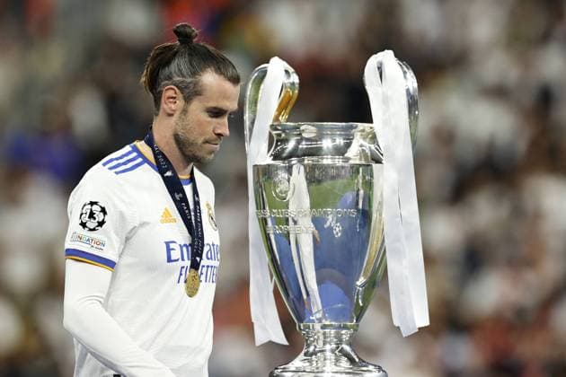 PARIS - Gareth Bale of Real Madrid with UEFA Champions League trophy, Coupe des clubs Champions Europeans during the UEFA Champions League final match between Liverpool FC and Real Madrid at Stade de Franc on May 28, 2022 in Paris, France. ANP DUTCH HEIGHT MAURICE VAN STONE UEFA Champions League final 2021 2022 xVIxANPxSportx xMauricexvanxSteenxIVx