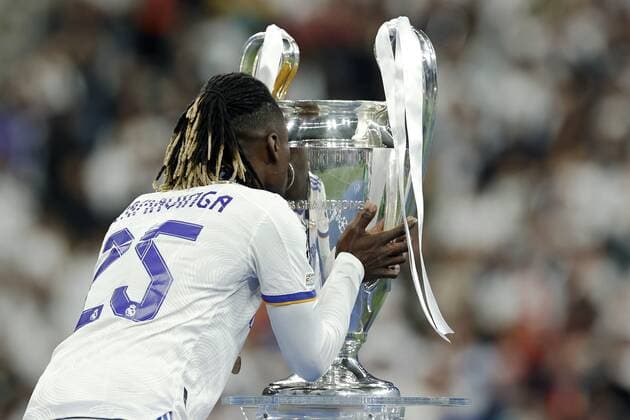 PARIS - of Real Madrid kisses the UEFA Champions League trophy, Coupe des clubs Champions Europeans during the UEFA Champions League final match between Liverpool FC and Real Madrid at Stade de Franc on May 28, 2022 in Paris, France. ANP DUTCH HEIGHT MAURICE VAN STONE UEFA Champions League final 2021 2022 xVIxANPxSportx xMauricexvanxSteenxIVx