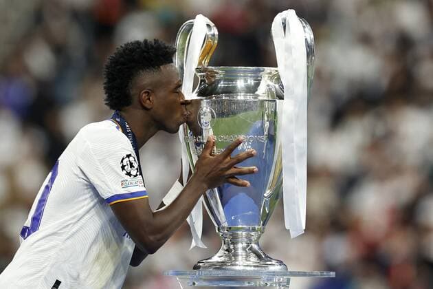 PARIS - Vinicius Junior of Real Madrid kisses the UEFA Champions League trophy, Coupe des clubs Champions Europeans during the UEFA Champions League final match between Liverpool FC and Real Madrid at Stade de Franc on May 28, 2022 in Paris, France. ANP DUTCH HEIGHT MAURICE VAN STONE UEFA Champions League final 2021 2022 xVIxANPxSportx xMauricexvanxSteenxIVx
