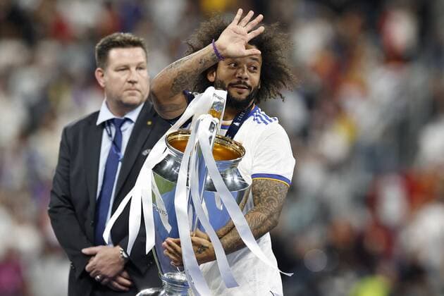PARIS - Marcelo of Real Madrid with UEFA Champions League trophy, Coupe des clubs Champions Europeans during the UEFA Champions League final match between Liverpool FC and Real Madrid at Stade de Franc on May 28, 2022 in Paris, France. ANP DUTCH HEIGHT MAURICE VAN STONE UEFA Champions League final 2021 2022 xVIxANPxSportx xMauricexvanxSteenxIVx