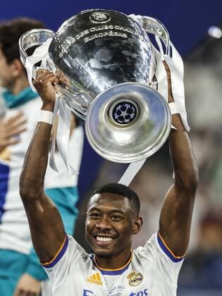 PARIS - David Alaba of Real Madrid with UEFA Champions League trophy, Coupe des clubs Champions Europeans during the UEFA Champions League final match between Liverpool FC and Real Madrid at Stade de Franc on May 28, 2022 in Paris, France. ANP DUTCH HEIGHT MAURICE VAN STONE UEFA Champions League final 2021 2022 xVIxANPxSportx xMauricexvanxSteenxIVx