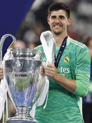 PARIS - Real Madrid goalkeeper Thibaut Courtois with UEFA Champions League trophy, Coupe des clubs Champions Europeans during the UEFA Champions League final match between Liverpool FC and Real Madrid at Stade de Franc on May 28, 2022 in Paris, France. ANP DUTCH HEIGHT MAURICE VAN STONE UEFA Champions League final 2021 2022 xVIxANPxSportx xMauricexvanxSteenxIVx