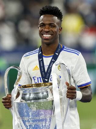 PARIS - Vinicius Junior of Real Madrid with UEFA Champions League trophy, Coupe des clubs Champions Europeans during the UEFA Champions League final match between Liverpool FC and Real Madrid at Stade de Franc on May 28, 2022 in Paris, France. ANP DUTCH HEIGHT MAURICE VAN STONE UEFA Champions League final 2021 2022 xVIxANPxSportx xMauricexvanxSteenxIVx