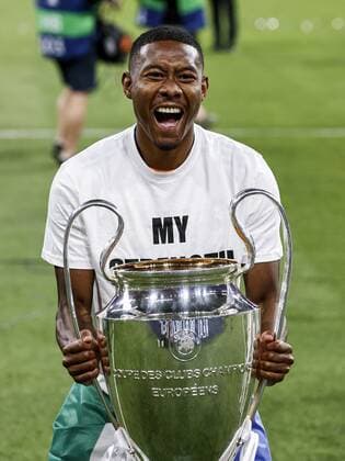 PARIS - David Alaba of Real Madrid with UEFA Champions League trophy, Coupe des clubs Champions Europeans during the UEFA Champions League final match between Liverpool FC and Real Madrid at Stade de Franc on May 28, 2022 in Paris, France. ANP DUTCH HEIGHT MAURICE VAN STONE UEFA Champions League final 2021 2022 xVIxANPxSportx xMauricexvanxSteenxIVx