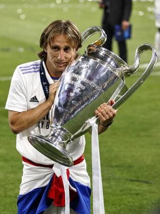 PARIS - Luka Modric of Real Madrid with UEFA Champions League trophy, Coupe des clubs Champions Europeans during the UEFA Champions League final match between Liverpool FC and Real Madrid at Stade de Franc on May 28, 2022 in Paris, France. ANP DUTCH HEIGHT MAURICE VAN STONE UEFA Champions League final 2021 2022 xVIxANPxSportx xMauricexvanxSteenxIVx