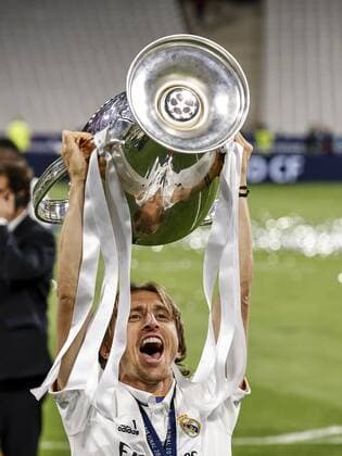 PARIS - Luka Modric of Real Madrid with UEFA Champions League trophy, Coupe des clubs Champions Europeans during the UEFA Champions League final match between Liverpool FC and Real Madrid at Stade de Franc on May 28, 2022 in Paris, France. ANP DUTCH HEIGHT MAURICE VAN STONE UEFA Champions League final 2021 2022 xVIxANPxSportx xMauricexvanxSteenxIVx