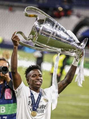 PARIS - Vinicius Junior of Real Madrid with UEFA Champions League trophy, Coupe des clubs Champions Europeans during the UEFA Champions League final match between Liverpool FC and Real Madrid at Stade de Franc on May 28, 2022 in Paris, France. ANP DUTCH HEIGHT MAURICE VAN STONE UEFA Champions League final 2021 2022 xVIxANPxSportx xMauricexvanxSteenxIVx