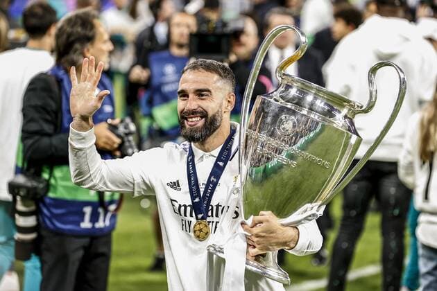 PARIS - Daniel Carvajal of Real Madrid with UEFA Champions League trophy, Coupe des clubs Champions Europeans during the UEFA Champions League final match between Liverpool FC and Real Madrid at Stade de Franc on May 28, 2022 in Paris, France. ANP DUTCH HEIGHT MAURICE VAN STONE UEFA Champions League final 2021 2022 xVIxANPxSportx xMauricexvanxSteenxIVx