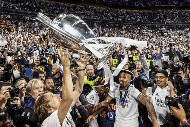 PARIS - (LR) Luka Modric of Real Madrid, Eder Militao of Real Madrid with UEFA Champions League trophy, Coupe des clubs Champions Europeans during the UEFA Champions League final match between Liverpool FC and Real Madrid at Stade de Franc on May 28, 2022 in Paris, France. ANP DUTCH HEIGHT MAURICE VAN STONE UEFA Champions League final 2021 2022 xVIxANPxSportx xMauricexvanxSteenxIVx