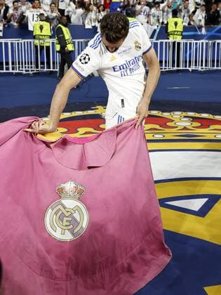 PARIS - Nacho of Real Madrid like a bullfighter during the UEFA Champions League final match between Liverpool FC and Real Madrid at Stade de Franc on May 28, 2022 in Paris, France. ANP DUTCH HEIGHT MAURICE VAN STONE UEFA Champions League final 2021 2022 xVIxANPxSportx xMauricexvanxSteenxIVx