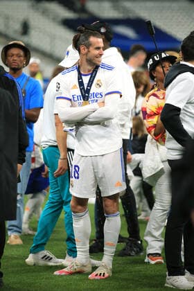 Football - UEFA Champions League Final - Liverpool v Real Madrid 28th May 2022 - UEFA Champions League Final - Liverpool v Real Madrid - Gareth Bale of Real Madrid stands alone during the celebrations - Photo: Simon Stacpoole Offside. Paris France Copyright: xSimonxStacpoolexOffside