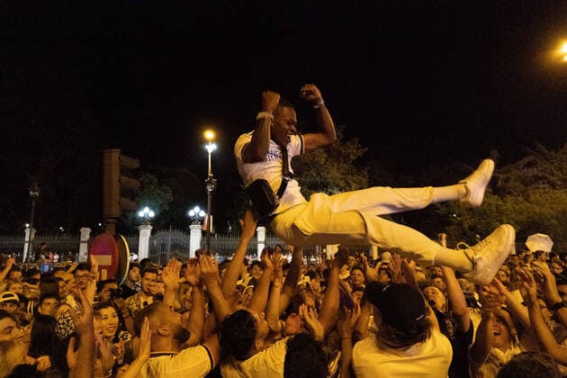 Sport Bilder des Tages Fußball, Real Madrid gewinnt die Champions League, feiernde Fans in Madrid May 28, 2022, Madrid, Madrid, Spain: Real Madrid fans celebrate winning the Champions League at Plaza de Cibeles in Madrid, Spain. Madrid Spain - ZUMAb332 0160183194st Copyright: xMatiasxBasualdox