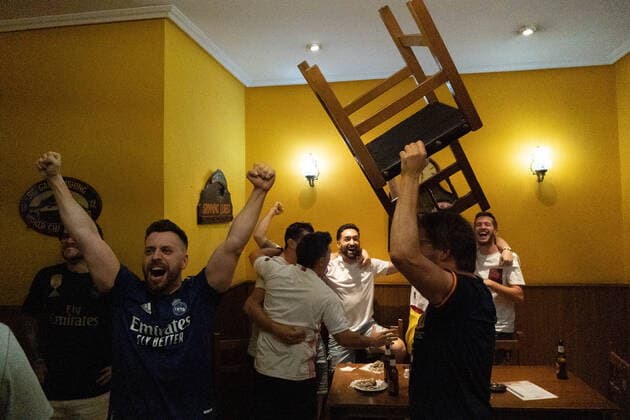 Fußball, Real Madrid gewinnt die Champions League, feiernde Fans in Madrid May 28, 2022, Madrid, Madrid, Spain: Real Madrid fans celebrate winning the Champions League in a bar in Madrid, Spain. Madrid Spain - ZUMAb332 0160183431st Copyright: xMatiasxBasualdox
