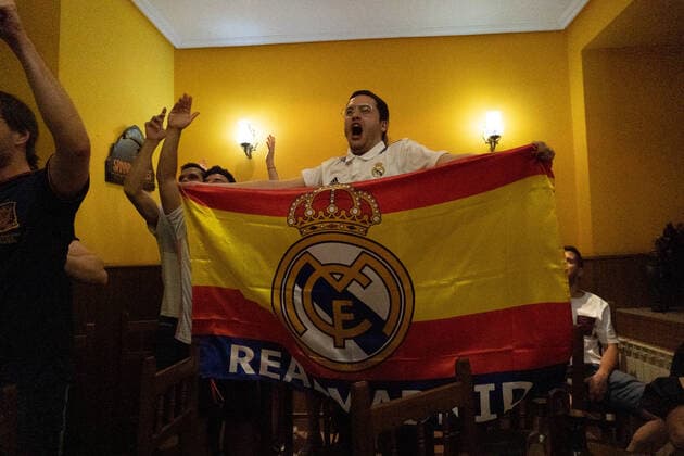 Fußball, Real Madrid gewinnt die Champions League, feiernde Fans in Madrid May 28, 2022, Madrid, Madrid, Spain: Real Madrid fans celebrate the goal in the Champions League final in a bar in Madrid, Spain. Madrid Spain - ZUMAb332 0160183542st Copyright: xMatiasxBasualdox