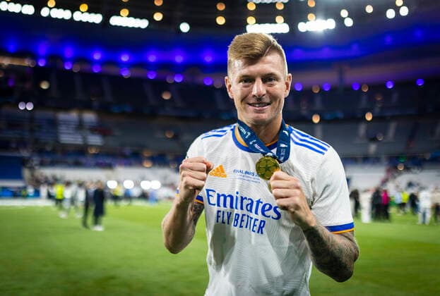 Schlussjubel: Toni Kroos (Real) mit Medaille FC Liverpool - Real Madrid Paris, Champions League, Finale, 28.05.2022, Fussball; Saison 2021 22 Foto: Moritz Müller